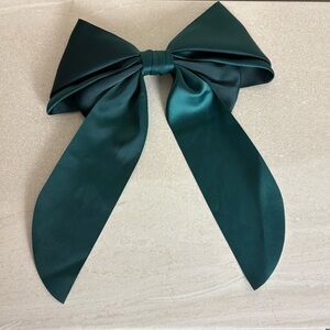 Universal Thread Medium sized Hair bow Clip- New without tag